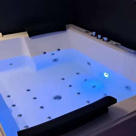 O13 Loft Privatif Sauna Balneotherapie A 30min De Pairi Daiza Penzion Quiévrechain